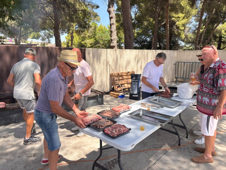 BARBECUE 28 6 DEBALLAGE DES VICTUAILLES